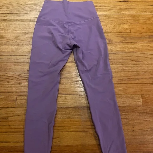 Lululemon Wisteria Purple 25” Aligns Size 6 - NWOT - Picture 3 of 5